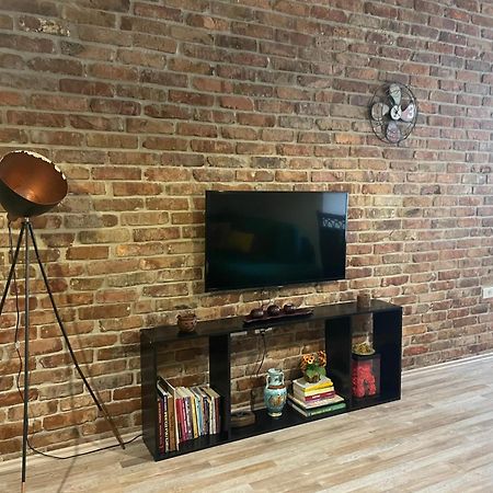 Bricks Apartment Near Pazari I Ri Тирана Екстер'єр фото